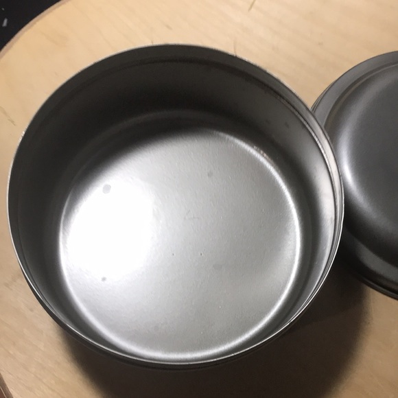 2 round metal containers - Picture 6 of 8